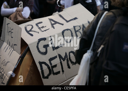 Besetzen Sie Demonstranten versammeln sich vor Saint-Paul Kathedrale, London in der Nähe der London Stock Exchange am 15. Oktober 2011 Stockfoto