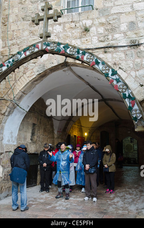 Asiatische Pilger an der Station IX von den Kreuzweg zu beten. Altstadt von Jerusalem. Israel Stockfoto