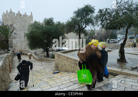 Palästinensische Frauen bei Winterwetter. Damaskus-Tor. Altstadt von Jerusalem. Israel Stockfoto