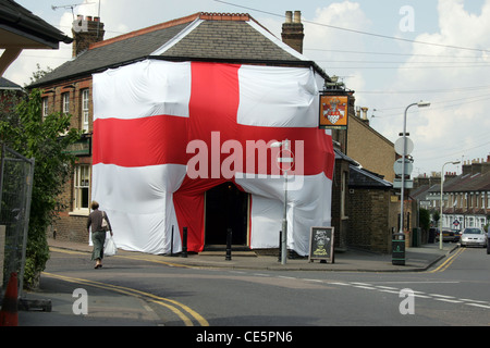 Kneipe in riesige Flagge von St. George abgedeckt Stockfoto