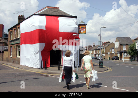 Kneipe in riesige Flagge von St. George abgedeckt Stockfoto