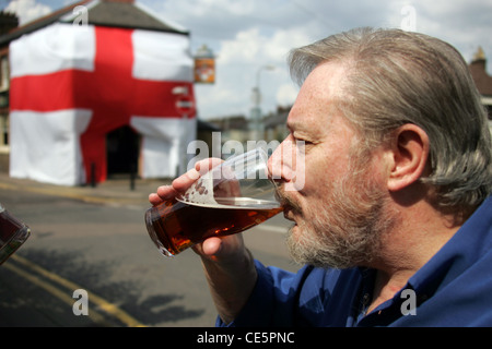 Kneipe in riesige Flagge von St. George abgedeckt Stockfoto