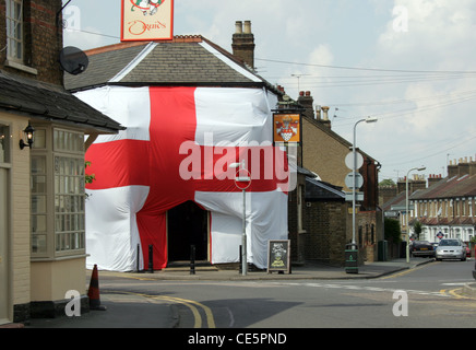 Kneipe in riesige Flagge von St. George abgedeckt Stockfoto