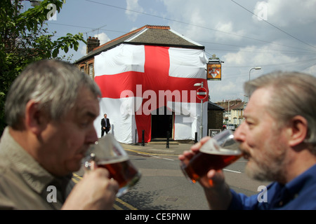 Kneipe in riesige Flagge von St. George abgedeckt Stockfoto