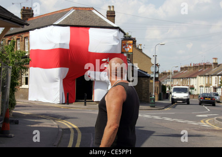 Kneipe in riesige Flagge von St. George abgedeckt Stockfoto