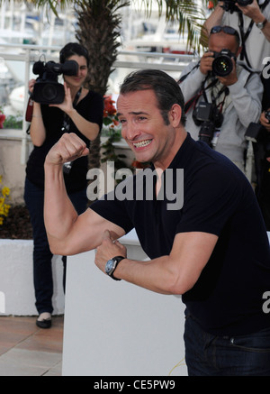 Französischer Schauspieler Jean Dujardin posiert vor der Premiere von "The Artist" während der 64. Filmfestspiele von Cannes in Frankreich. Stockfoto