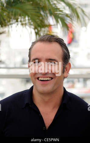 Französischer Schauspieler Jean Dujardin posiert vor der Premiere von "The Artist" während der 64. Filmfestspiele von Cannes in Frankreich. Stockfoto