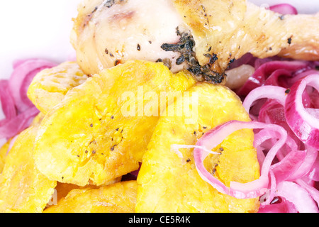 Dominikanische Spezialitäten, gebratenen Platanos, Zwiebel und Hühnerfleisch Bein Stockfoto