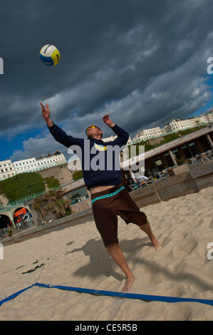 Leute, beim Beach-Volleyball auf dem Sand bei Yellowave Beach Sports Centre, Brighton East Sussex. England.de Stockfoto