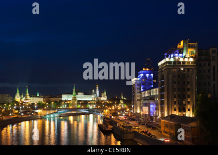 Oblast Moskau, Moskau, Zamoskvorechiye-Bereich, Kreml, Russland und Dom Na Naberezhnoy, berühmte Sowjet-Ära Residenz Stockfoto