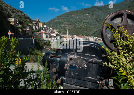 Alten Kinoprojektor außerhalb Dorf Badalucco. Ligurien. Italien. Stockfoto