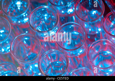 Rack-Reagenzgläser mit einer Flüssigkeit mit rot, blau und grün beleuchtet Stockfoto