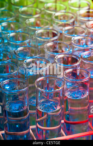 Rack-Reagenzgläser mit einer Flüssigkeit mit rot, blau und grün beleuchtet Stockfoto