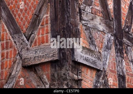 Zwei alte hölzerne Straßenschilder in Place Plumereau, alte Tours, Frankreich. Stockfoto