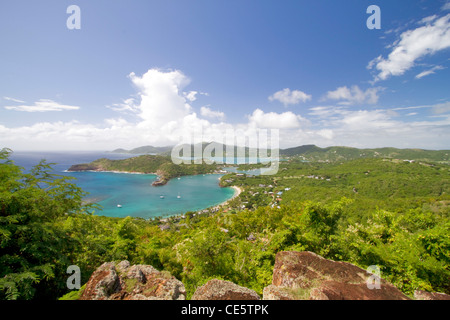 Der Blick auf Nelsons Historic Dockyard und English Harbour von Shirley Heights, Antigua WI, in der Karibik Stockfoto