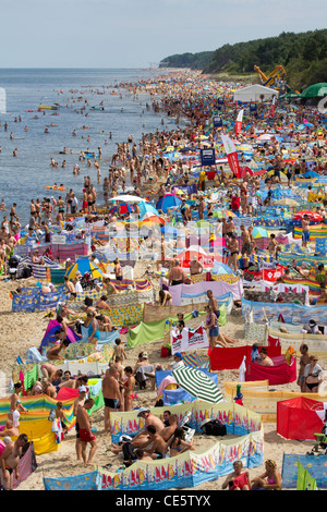 Strand voller Touristen, Sommer in der Stadt "Pobierowo", an der Westküste der Ostsee in Polen. Stockfoto