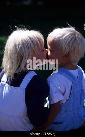 Zwei junge Mädchen küssen. Stockfoto