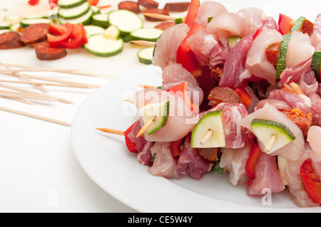 Schaschlik - hölzernen Spieß mit Huhn und Schweinefleisch, Wurst, Paprika, Zucchini Stockfoto