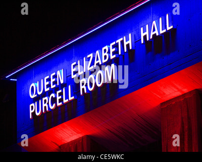 Blick auf ein Zeichen außerhalb der Queen Elizabeth Hall Purcell Room in London bei Nacht Stockfoto