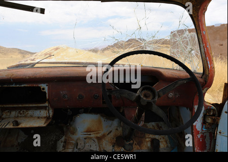 Autounfall in der Nähe von einem verlassenen Bauernhof. Damaraland, Namibia. Stockfoto