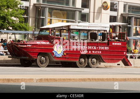 Ein roter Bostoner Enten-Tour Land- und Wasserbootwagen, ein Amphibienfahrzeug, das auf einer Stadtstraße in Massachusetts, USA, geparkt wird. Stockfoto