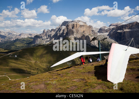 Hängegleiter Start vom Hang in Dolomiten Italien, Europa. Stockfoto