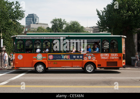 Rot-grün: Boston Old Town Trolley Tour Bus fährt vorbei an Boston Common in Massachusetts, USA. Besichtigungstour mit Passagieren an Bord. Stockfoto