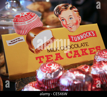 Tunnock der Milchschokolade Tee Kuchen in einem Café. Stockfoto