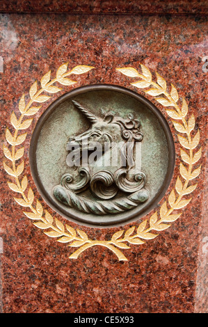 Einhornschild aus Metall mit goldenem Lorbeerkranz auf Granitbasis im Zentrum von Boston, Massachusetts, USA. Bronzeskulptur auf dem Bürgersteig der Stadt. Stockfoto