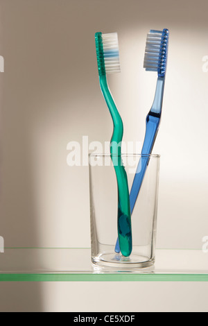 Zwei Zahnbürsten im Glas Stockfoto