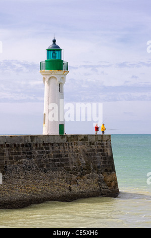 Leuchtturm am Eingang zum Hafen von Saint-Valery-En-Caux im Département Seine-Maritime Haute-Normandie, Frankreich. Stockfoto