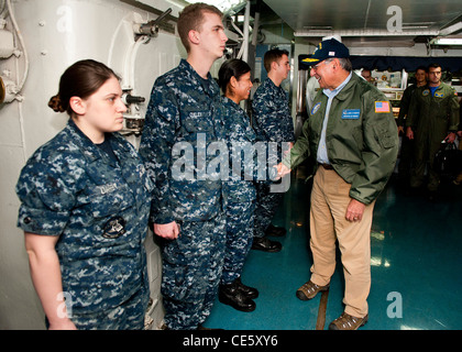 US-Verteidigungsminister Leon E. Panetta grüßt Segler bei der Ankunft an Bord des Flugzeugträgers USS Enterprise 21. Januar 2012 den Atlantik Segeln. Das Unternehmen Carrier Strike Group führt eine zusammengesetzte Einheit Übung im Gange. Stockfoto