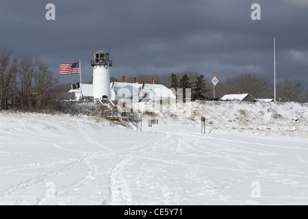 Chatham Leuchtturm und die Schnee bedeckten Strand Chatham, Cape Cod, massachusetts Stockfoto