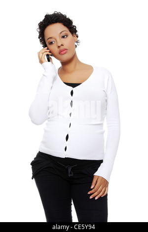 Frontansicht einer schönen schwangeren telefonieren, isoliert auf einem weißen Hintergrund. Stockfoto