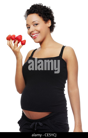 Porträt von eine Beautifyl junge Frau, die Erdbeeren setzen Sie auf ihre Finger, isoliert auf einem weißen Hintergrund. Stockfoto