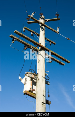 Ein Strommast Unterstützung von Stromleitungen und einen Transformator Stockfoto