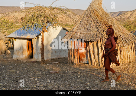 Himba Frau im Dorf in der Nähe von Opuwo, Namibia Stockfoto