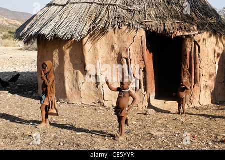 Himba-Kinder im Dorf in der Nähe von Opuwo, Namibia Stockfoto