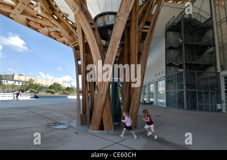 Kinder laufen rund um den Bau des Centre Pompidou-Metz, Frankreich Stockfoto