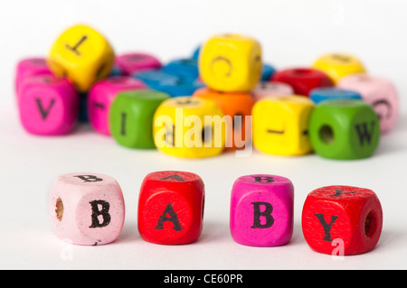 Text Baby auf bunte hölzerne Würfel Stockfoto