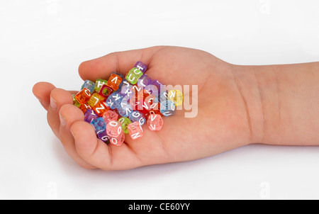 Kinder Hand mit bunten Würfel mit Buchstaben Stockfoto