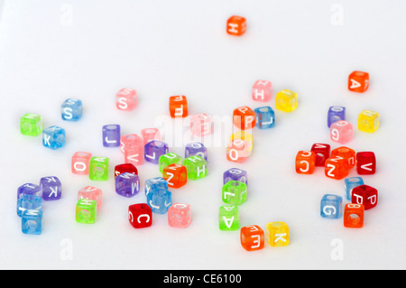 Bunte Würfel mit Buchstaben weiß zufällig verstreut Stockfoto