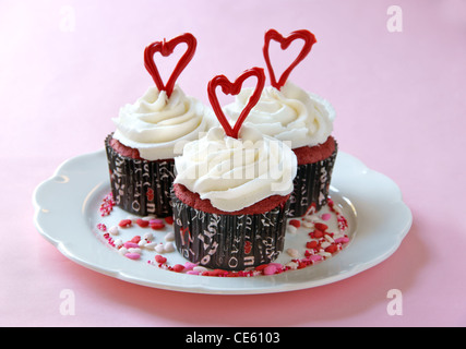 Red Velvet Cupcakes mit Cream Cheese Frosting verziert zum Valentinstag. Stockfoto