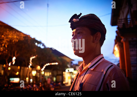 Balinesische Mann auf der Straße in der Nacht, Ubud, Indonesien Stockfoto