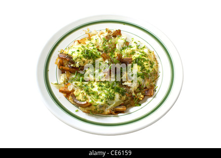 Spiegeleier mit Speck und Grüns. Stockfoto