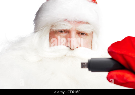 Traditionellen Weihnachtsmann hält 3g USB-Modem im Arm im Vordergrund. Isoliert auf weiss. Stockfoto