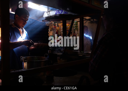 Balinesische Mann Kochen Chicken Satays in Garküche auf den Märkten von Ubud, Bali-Indonesien Stockfoto