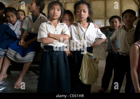 9 und 10 Jahre alten Schüler hören ein Lehrer an der Ban Buamlao Primary School in Ban Buamlao, Laos. Stockfoto