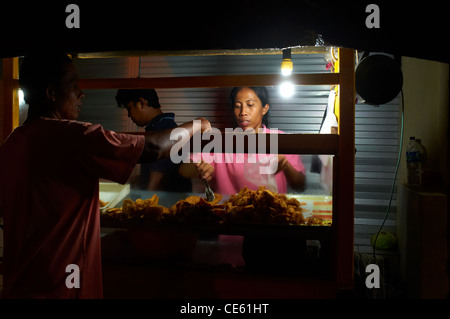 Garküche in Ubuds wichtigsten Straße Jalan Raya Pejeng, Bali Indonesien Stockfoto