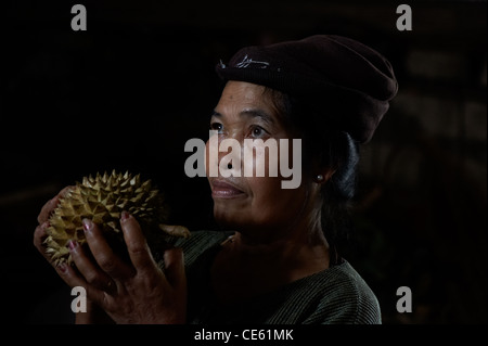 Frau mit Durian Frucht auf Ubud, Bali Stockfoto